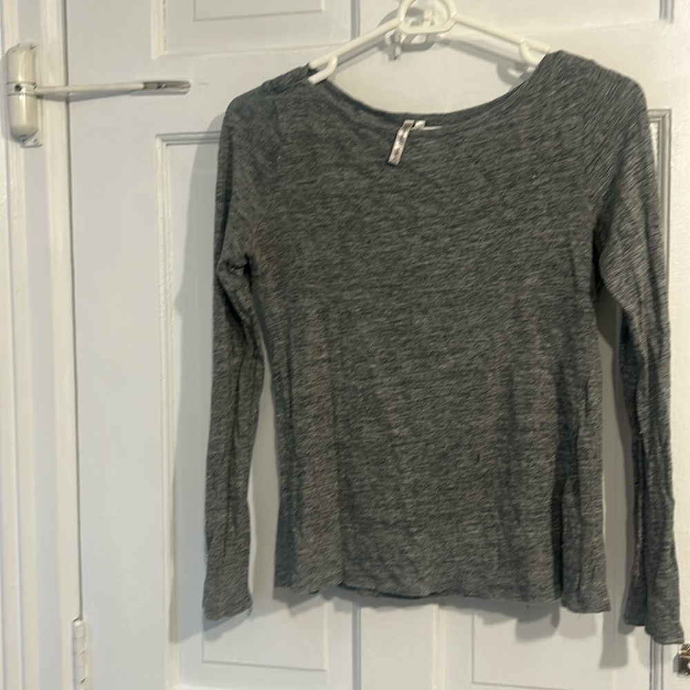 Light-weight gray banana long sleeve linen t-shirt